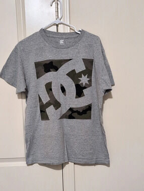 DC Shoes Camo Graphic Tee in Gray Size Large Like New